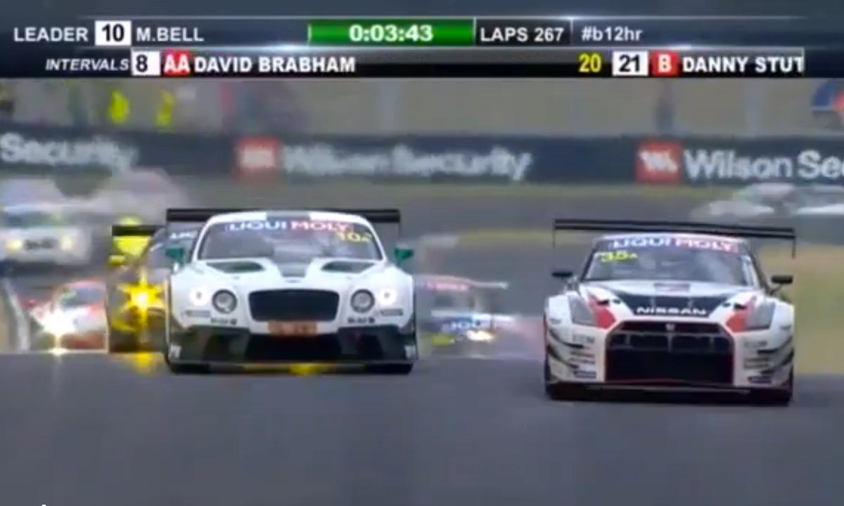 En racebil tävlar på en bana. (AI text)