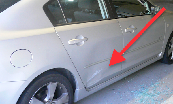 en bil med ett spräckt vindrughöjd (AI text)