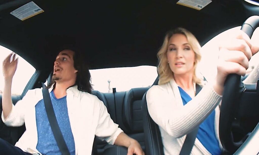 En man och en kvinna kör en bil. (AI text)