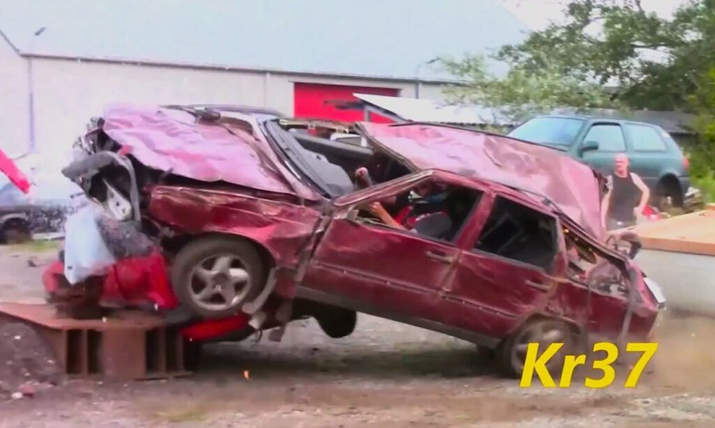 En bil är parkerad på en betongplatta. (AI text)