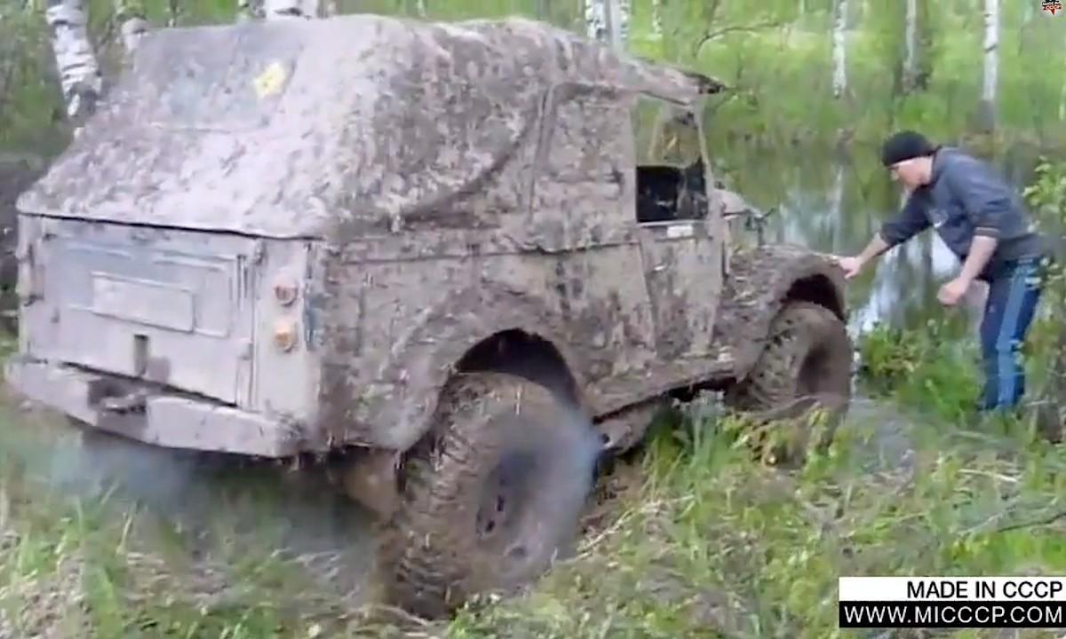 En man står bredvid en smutsig bil. (AI text)