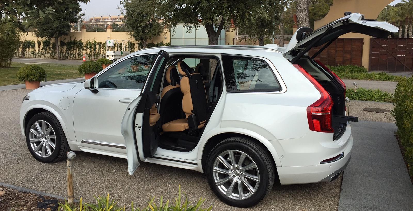 Volvo XC90 är rymlig och kupén är trevlig att vistas i – särskilt på kvällen, enligt Eric Lund. "Växelspaksknoppen från Orrefors är väldigt vacker", säger han.