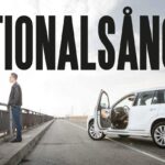 En bil på en väg med en man stående bredvid den (AI text)