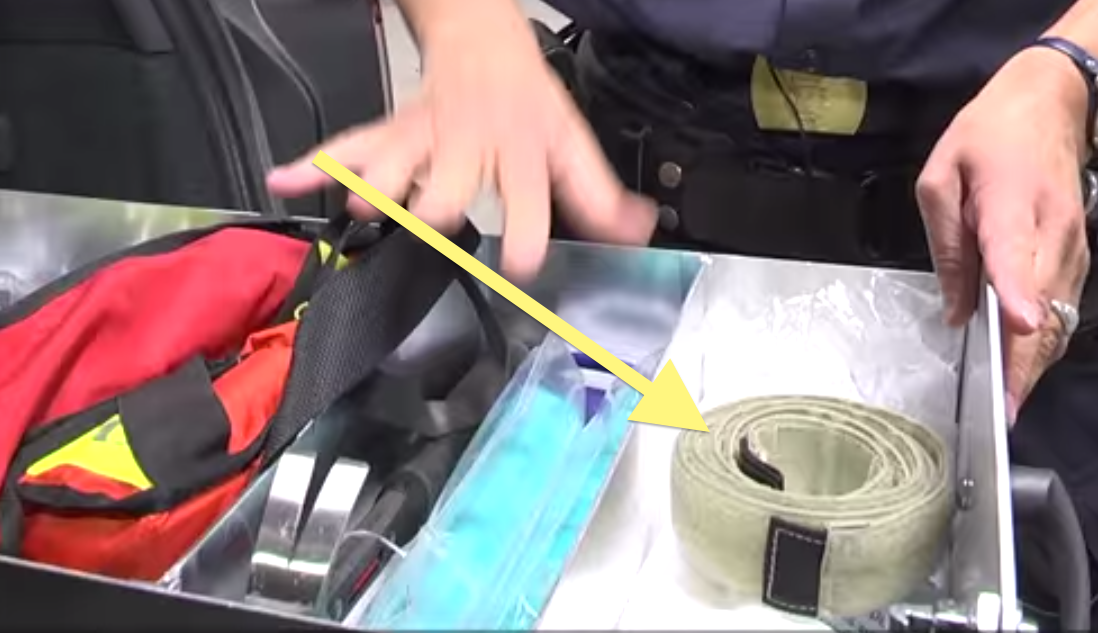 En polis åker in med en brandfångare i en bil. (AI text)