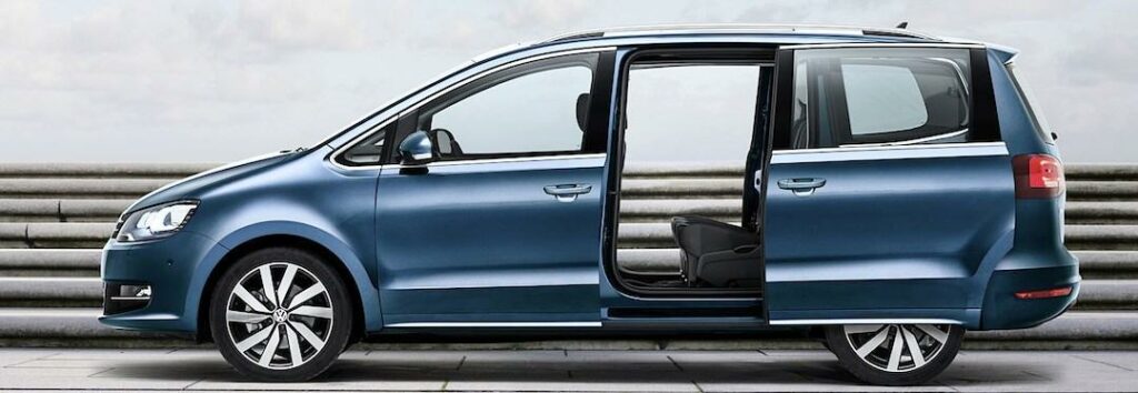 En blå Volkswagen Cabrio parkerad vid en gatsten. (AI text)