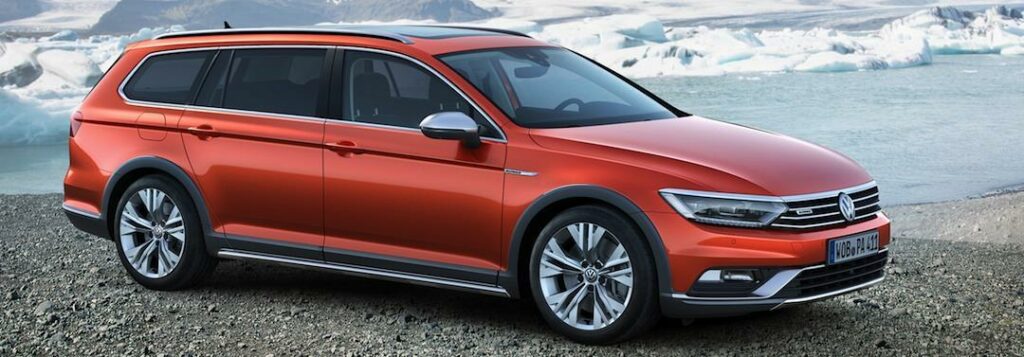 En Volkswagen Golf parkerad vid en snöig väg. (AI text)