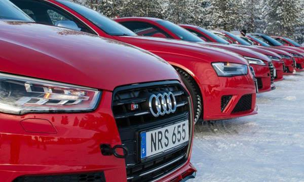 Audi RS3 S-line parkerad i snö. (AI text)
