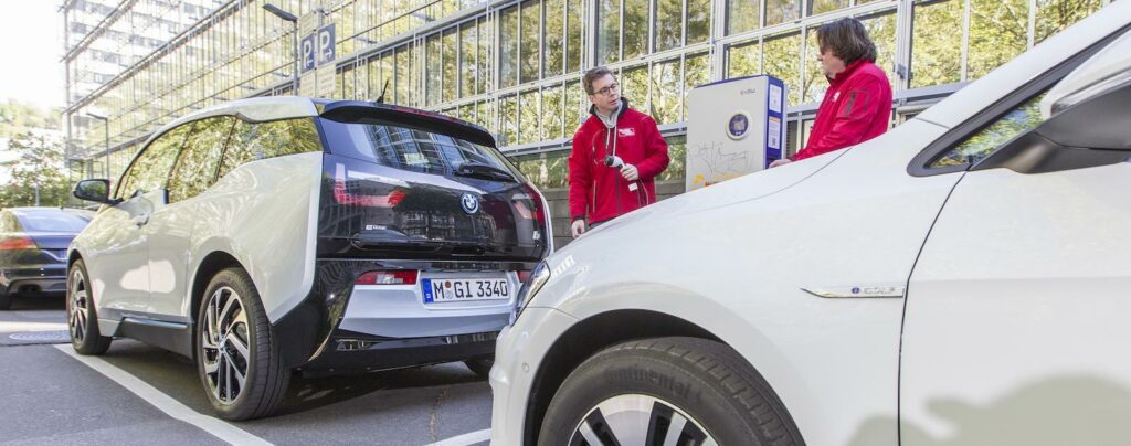 En BMW i3-elbil parkerad framför ett byggnad. (AI text)