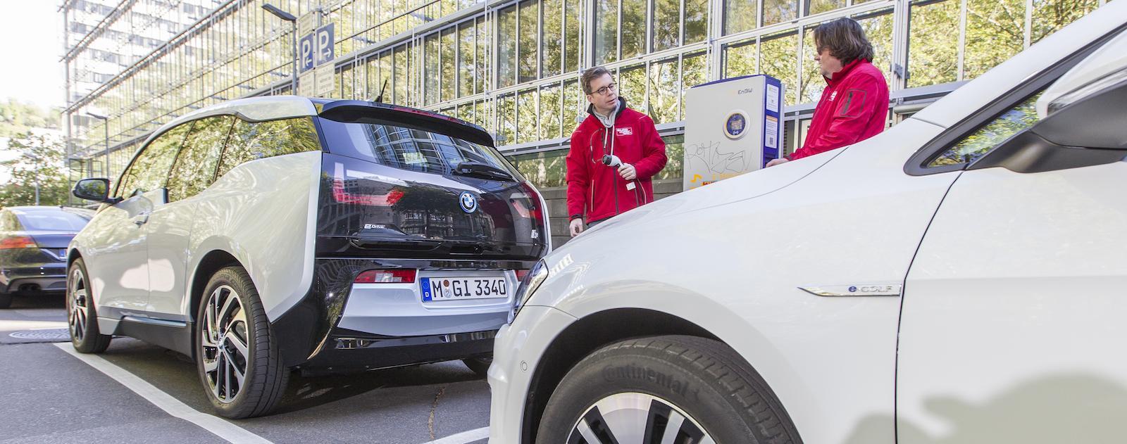 En BMW i3-elbil parkerad framför ett byggnad. (AI text)