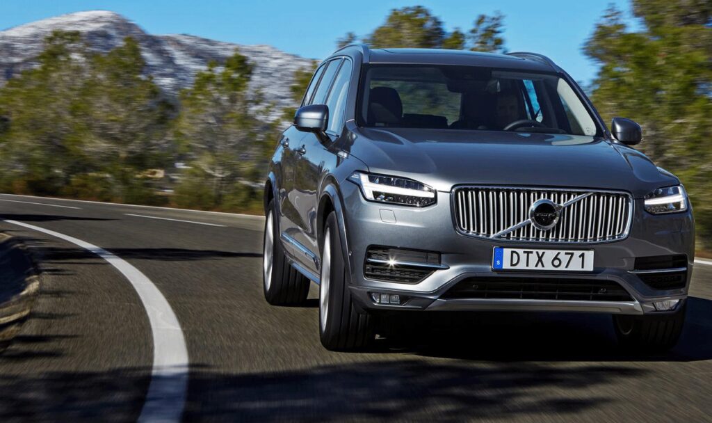 Volvo XC90-stereobilen kör nerför en bergsväg. (AI text)