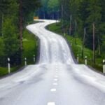 Samtliga län som undersökts norr om Dalälven har sämre vägkvalitet än något län söder om Dalälven, visar Motormännens granskning.