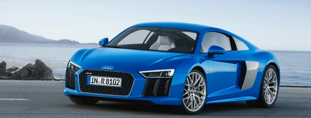 Grunddesignen känner vi igen från förra R8 men det mesta är nytt: luftintagen, grillen och strålkastarna (som har led-ljus som standard och laserljus som tillval). Baktill ska R8 ge ett "bredare" intryck med annorlunda avgasutblås och större diffusor.