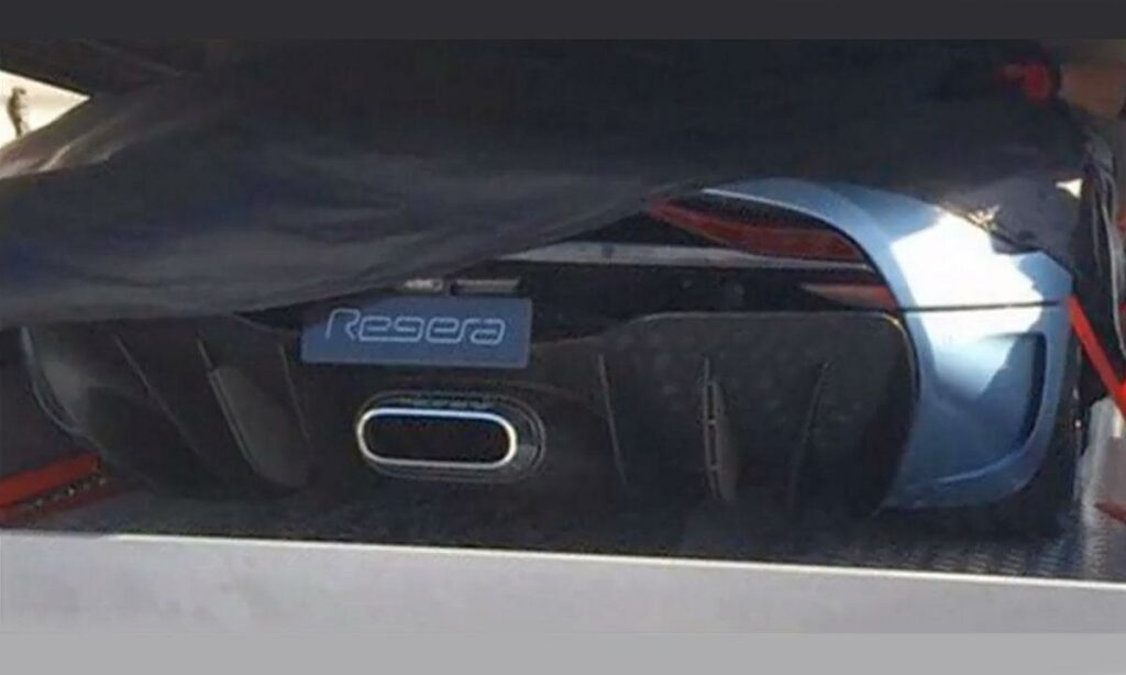 En person lastar en bil på en lastbil. (AI text)