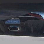 En person lastar en bil på en lastbil. (AI text)