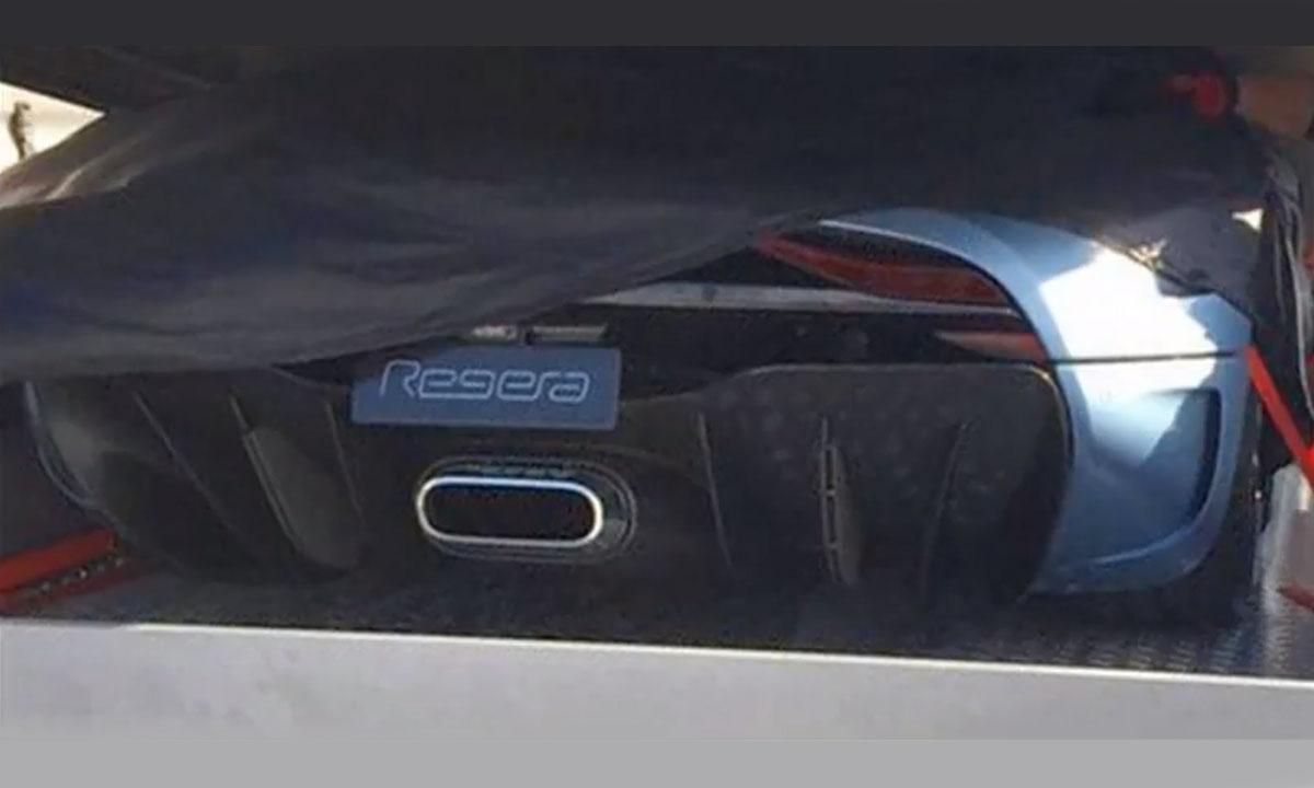 En person lastar en bil på en lastbil. (AI text)