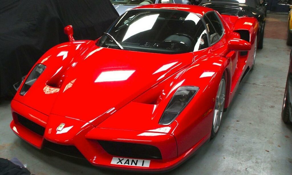 En röd sportbil i en garage. (AI text)