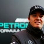 En Mercedes-Benz-f1-förare och en Mercedes-Benz-lagmedlem poserar för en foto. (AI text)