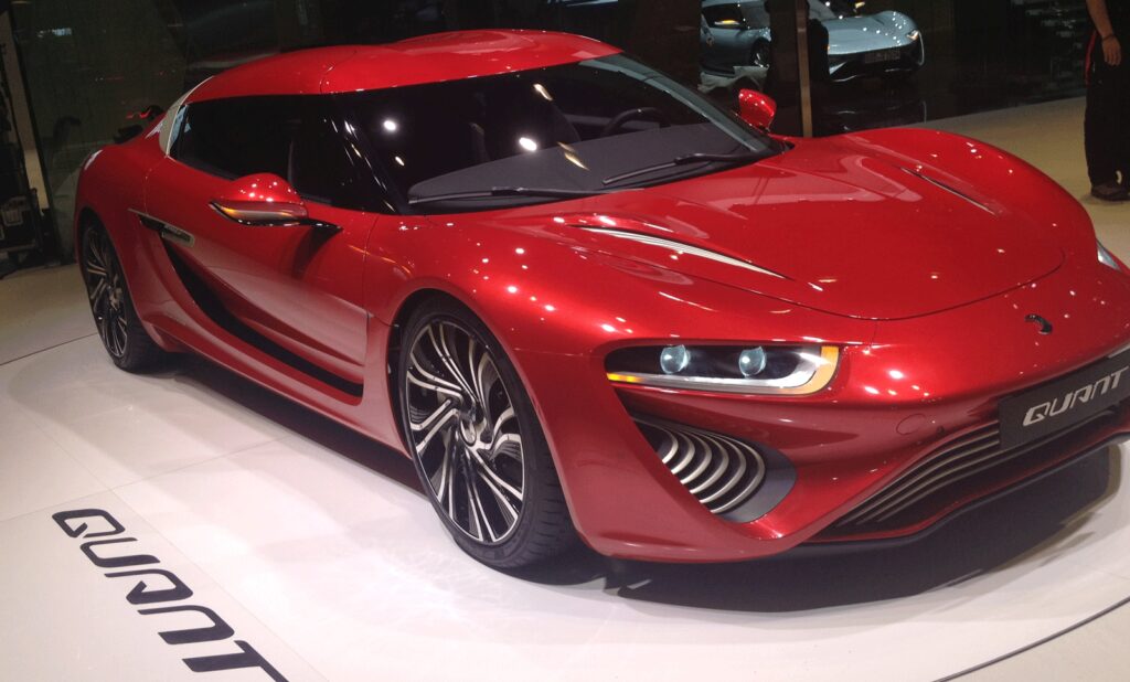 En röd sportbil utställd på en bilmesse. (AI text)