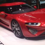 En röd sportbil utställd på en bilmesse. (AI text)