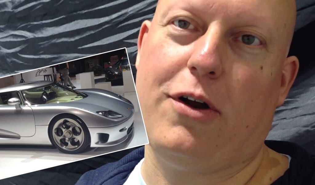 En man står bredvid en bil. (AI text)