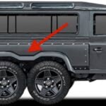 Land Rover Defender visas med en röd pil som pekar mot föraren. (AI text)
