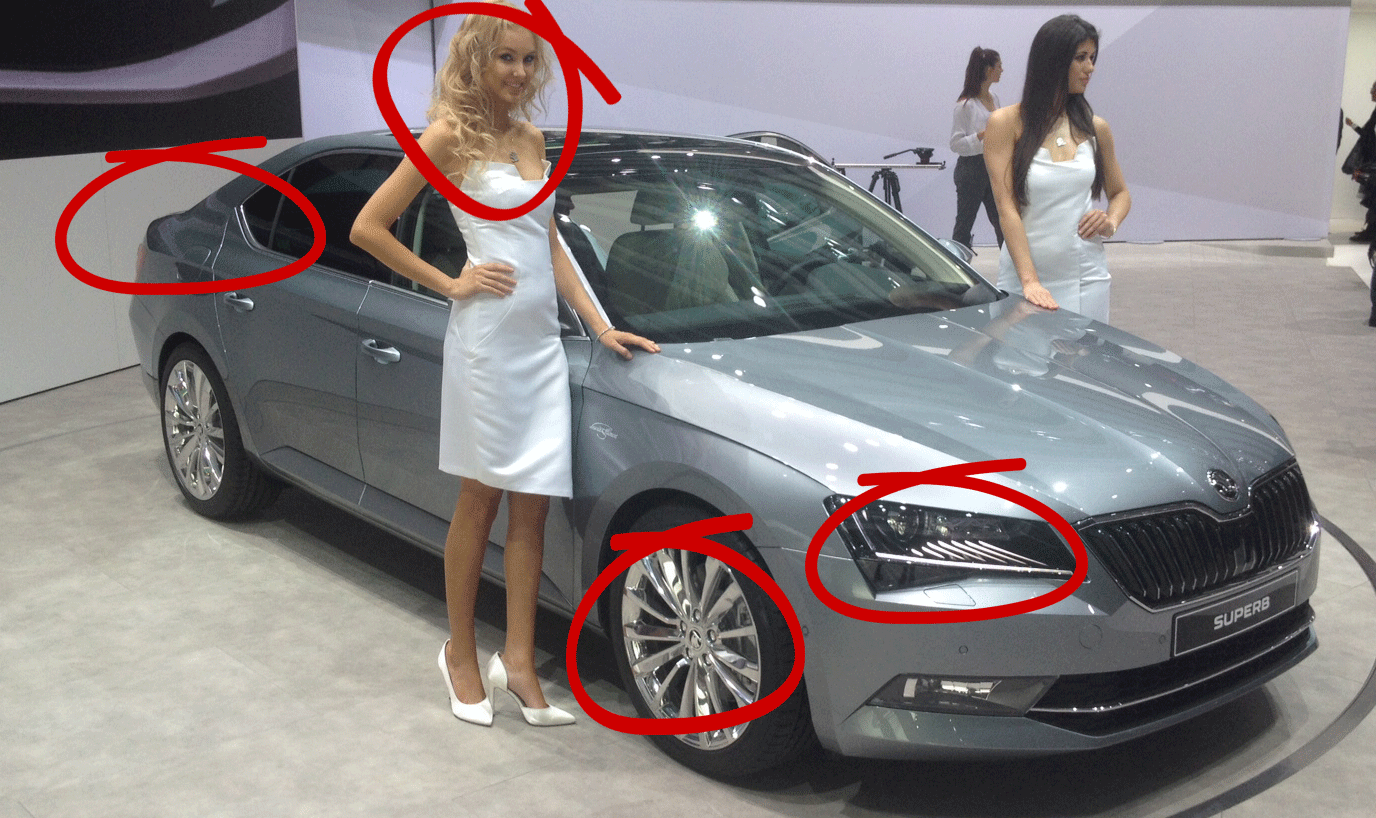 En kvinna står bredvid en bil. (AI text)