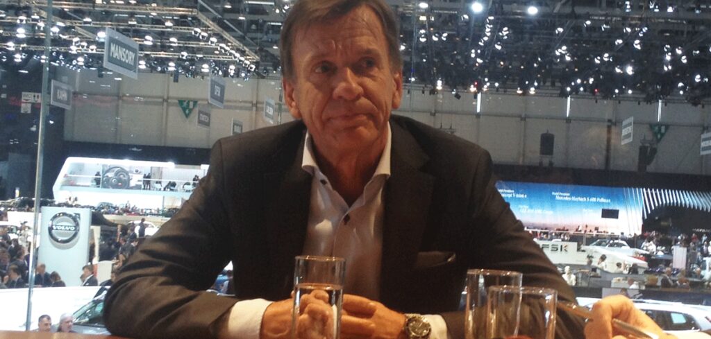 En man sitter vid ett bord med ett glas vin. (AI text)