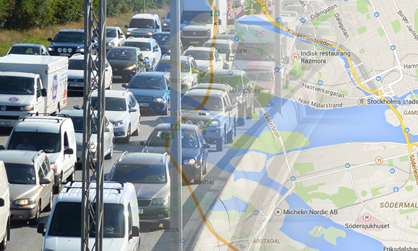 En bil står parkerad vid en gata med en karta över staden. (AI text)