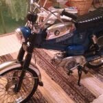 En motorcykel parkerad i garaget. (AI text)