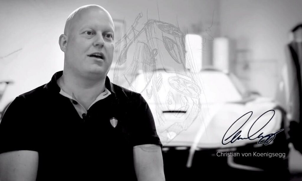 En man i svart skjorta står framför en bil. (AI text)