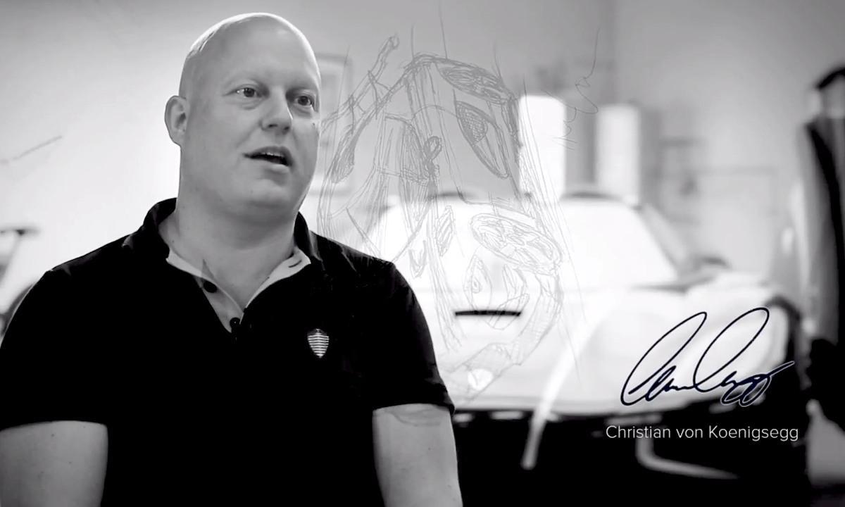 En man i svart skjorta står framför en bil. (AI text)