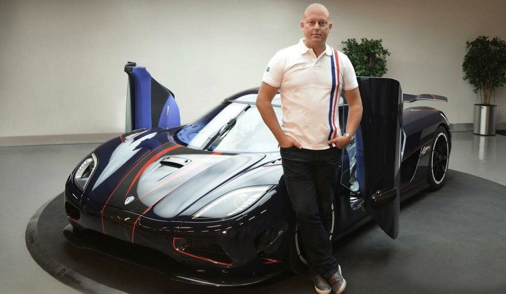 Så här såg bilen ut innan den levererades från Koenigsegg i Ängelholm, specialbyggd med röd och blå kolfiber.