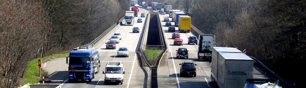 Högerfilen domineras av lastbilar i 85 km/h, vänsterfilen är till för alla andra. Så ser det ut på autobahn, allt som oftast.