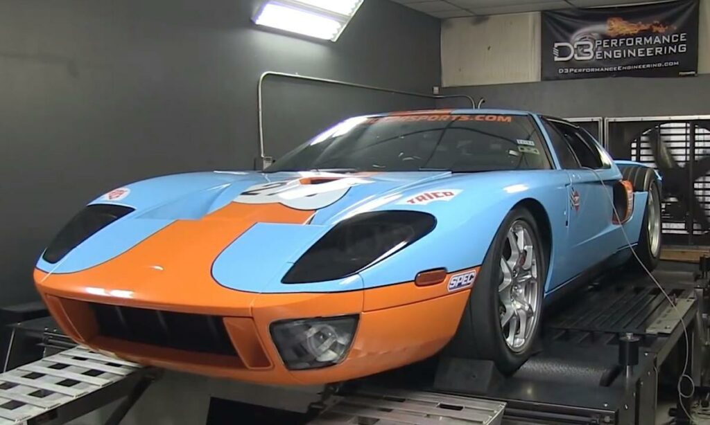 En Ford GT ligger på en lyftanordning. (AI text)
