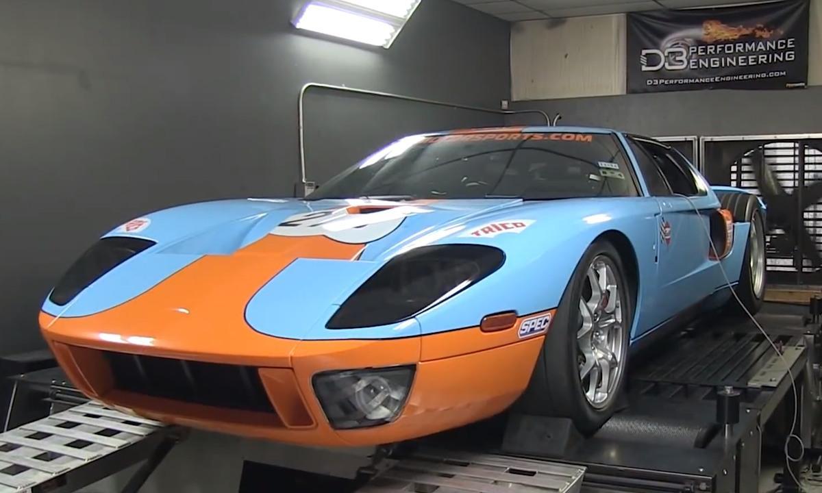 En Ford GT ligger på en lyftanordning. (AI text)