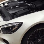 Mercedes-bilen krockade med en annan Mercedes-bil. (AI text)