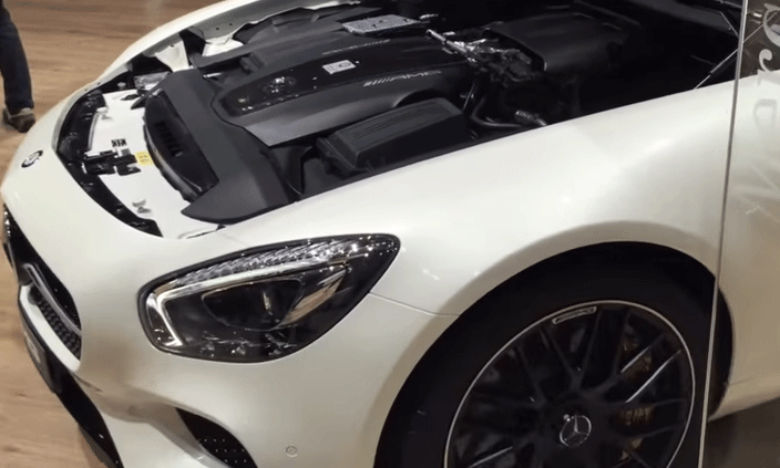 Mercedes-bilen krockade med en annan Mercedes-bil. (AI text)