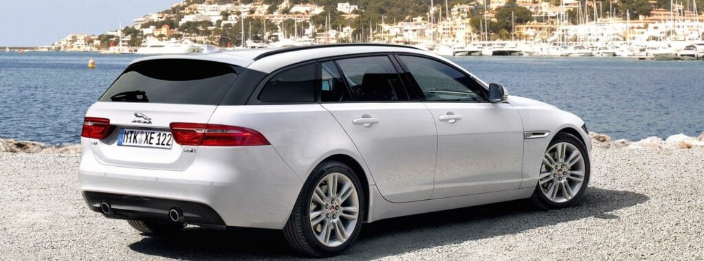 Så här skulle en kombiversion av nya tjänstebilsfavoriten Jaguar XE kunna se ut, men koncernchefen vill inte bekräfta att den faktiskt är under utveckling. Illustration: Automedia