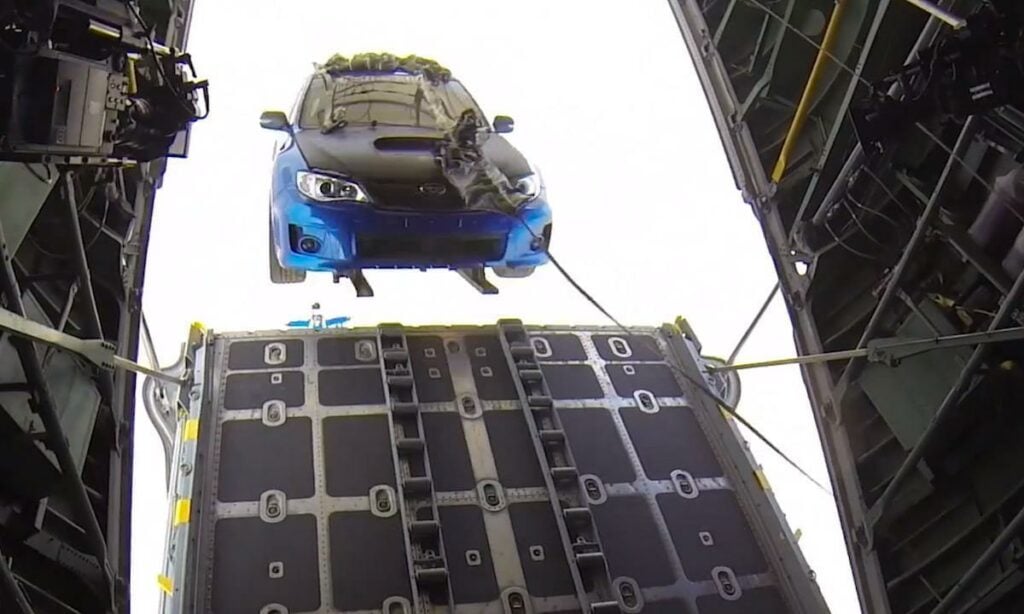 En bil hissar in i ett byggnad. (AI text)