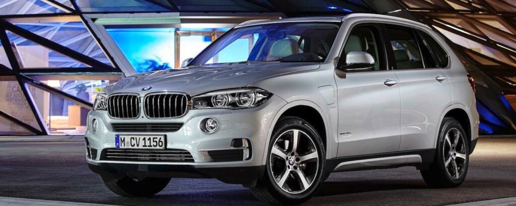 Laddhybrider är ofta förmånliga som tjänstebil och snart finns en ny att välja på: BMW X5 xDrive40e. Du som köper en X5 xDrive40e får också finna dig i att bagageutrymmet krymper med 150 liter för att lämna plats för batteripaketet.