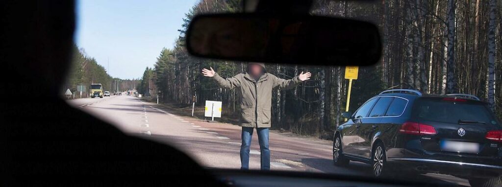 Den naturliga reaktionen är att stanna när någon behöver hjälp. Men polisen avråder från detta, situationen kan bli hotfull.