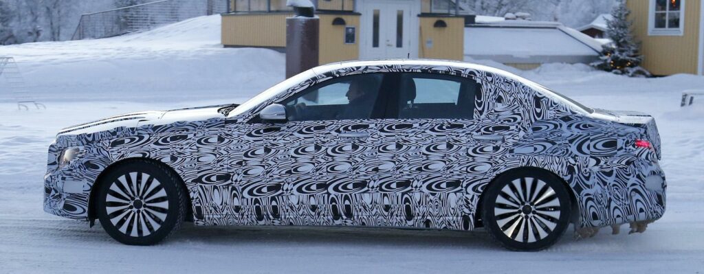 Nästa Mercedes E-klass kommer, precis som dagens modell, i flera olika utföranden: sedan, kombi, coupé, cabriolet och som fyradörrars sedan (mer känd som CLS, i både sedan-/coupé- och Shooting Brake-utförande). Just nu testkörs sedanmodellen i norra Sverige. Foto: Automedia