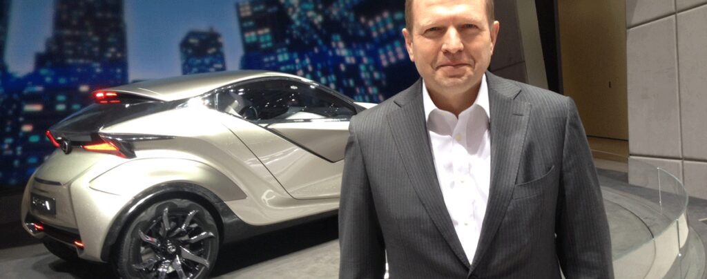 Alrik träffar Lexus Europachef Alain Uyttenhoven på bilsalongen i Genève och pratar laddhybridernas vara eller icke vara. Elbilarnas bieffekter. Och vad Lexus ska satsa på istället.