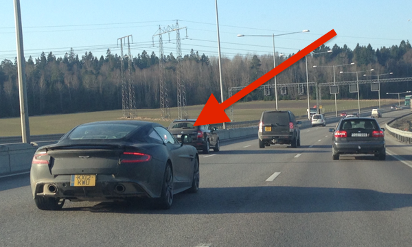 En bil kör nerför en motorväg. (AI text)