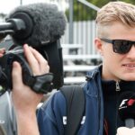 En racerförare intervjuas av reportrar. (AI text)