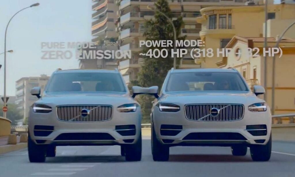 Två Volvo XC90 SUV:er på en stadsgata. (AI text)