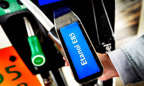 En man tankar sin bil på en bensinstation. (AI text)