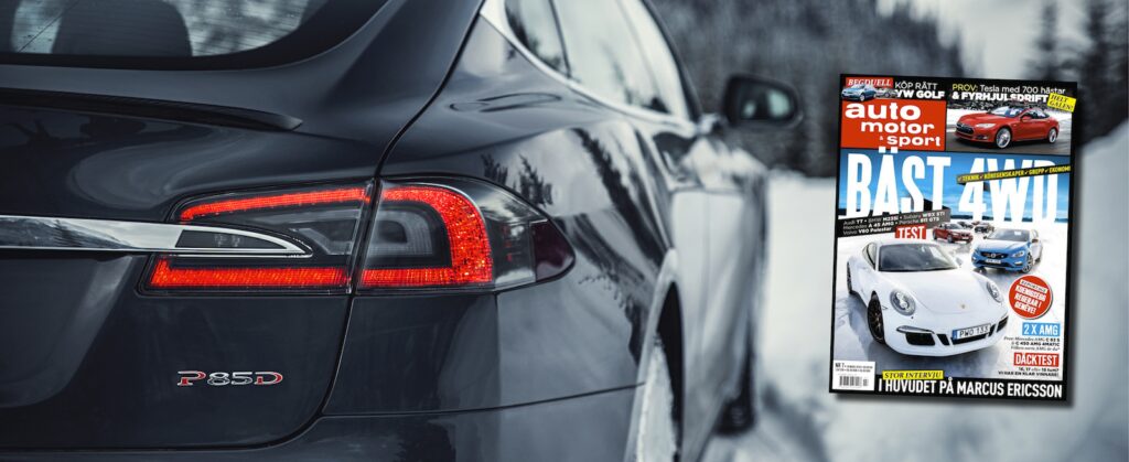 En Tesla Model S parkerad i snön. (AI text)