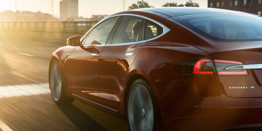 Snart kan Model S köra helt själv – version 7.0 av mjukvaran gör att Teslabilarna kan styra nästan helt utan förarens hjälp.