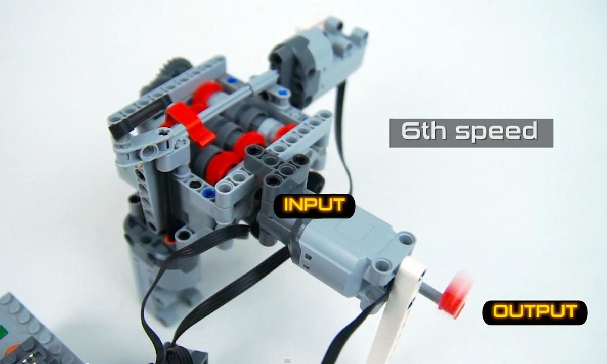 En Lego-robot med en Lego-pistol. (AI text)